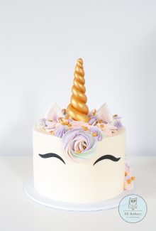 Pastel cake made look like a unicorn with a golden horn
